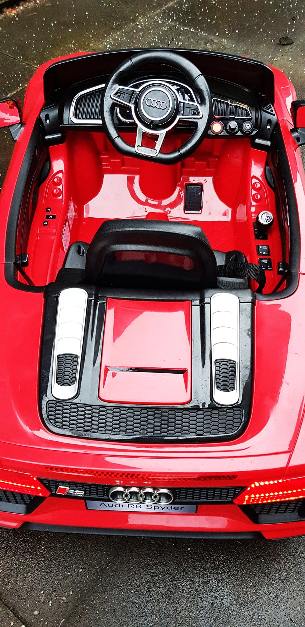 Audi R8 Spyder Kids Ride-On Car: Lights & Music – Fun for Little Speedsters!